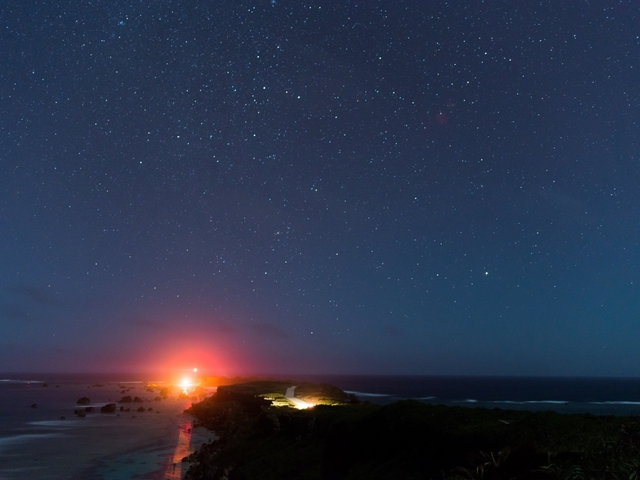 2. 夜空も絶景！ パノラマビューが広がる岬「東平安名崎 / 平安名崎灯台」