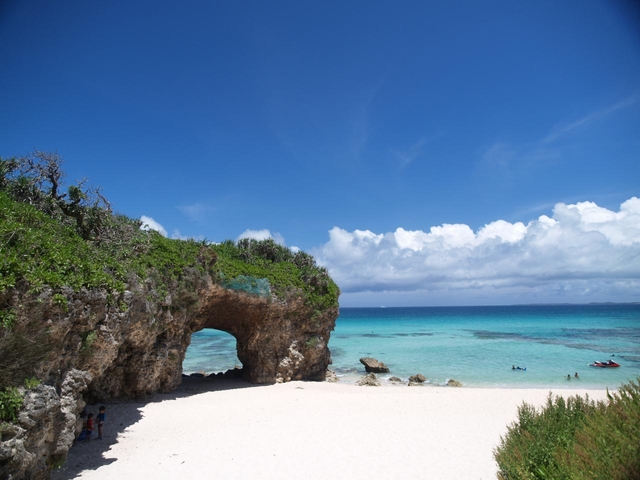 3. 自然の造形美も！ 隠れ家のような小さなビーチ「砂山ビーチ」