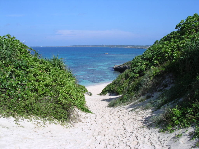 3. 自然の造形美も！ 隠れ家のような小さなビーチ「砂山ビーチ」