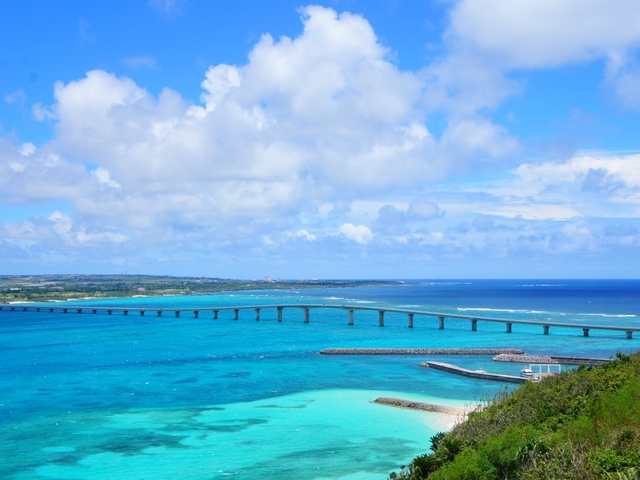 5. 前浜ビーチを一望！ 絶景が広がる来間島の展望台「竜宮城展望台」