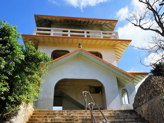 5. 前浜ビーチを一望！ 絶景が広がる来間島の展望台「竜宮城展望台」