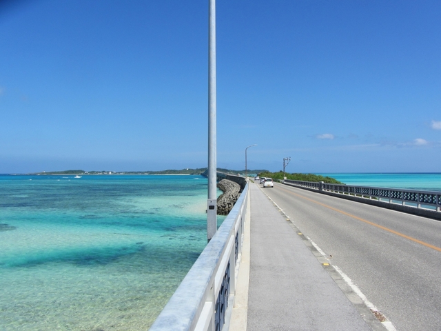 7. 潮の満ち引きで表情を変える透明度の高い海「池間大橋」