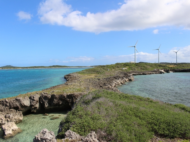 9. 夕暮れ時がおすすめ！ 風車が立ち並ぶ絶景の岬「西平安名崎」