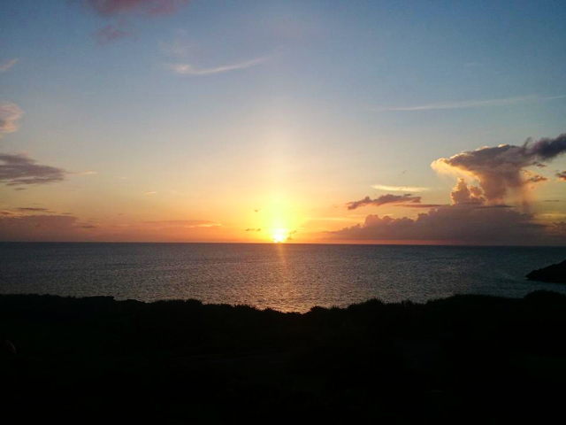9. 夕暮れ時がおすすめ！ 風車が立ち並ぶ絶景の岬「西平安名崎」