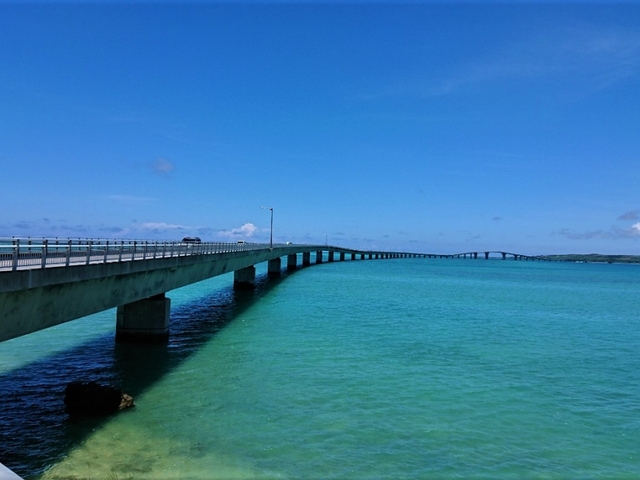 10. 海上のドライブを満喫できる全長約3,540mの橋「伊良部大橋」