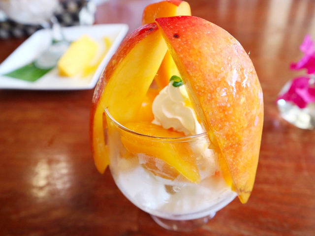 13. 完熟マンゴーを使ったパフェはインパクト大！ 「楽園の果実」