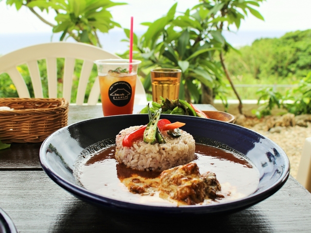 14. 海を見ながら沖縄気分満点のランチをどうぞ「とぅんからや」