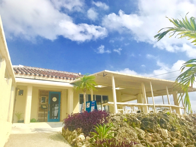 14. 海を見ながら沖縄気分満点のランチをどうぞ「とぅんからや」