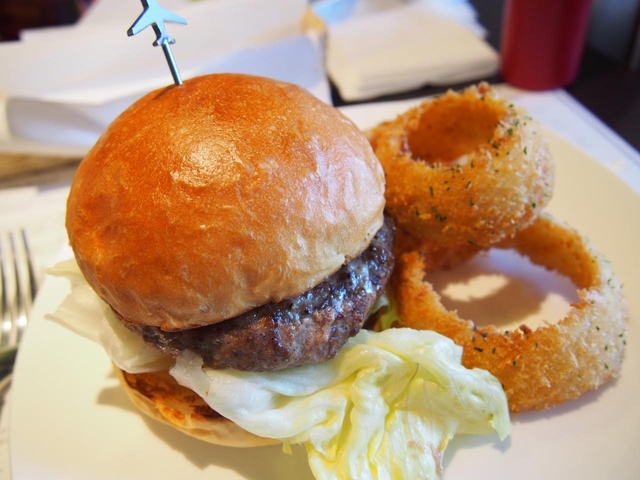 15. 牛もマグロも！ どちらも絶品のできたてバーガー「ダグズ・バーガー 宮古島本店」