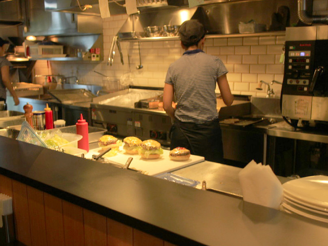 15. 牛もマグロも！ どちらも絶品のできたてバーガー「ダグズ・バーガー 宮古島本店」