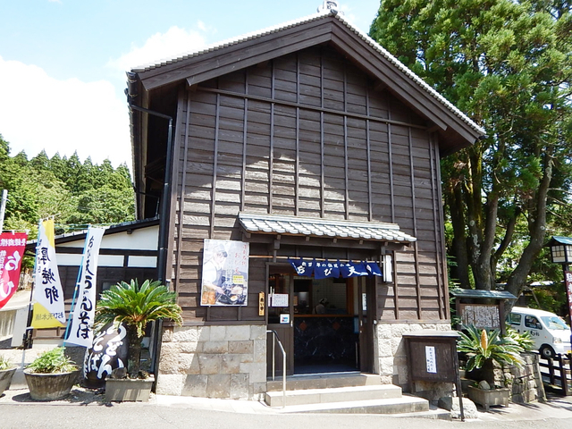 13. 風情漂う街並みで江戸庶民の味を「おび天 蔵」