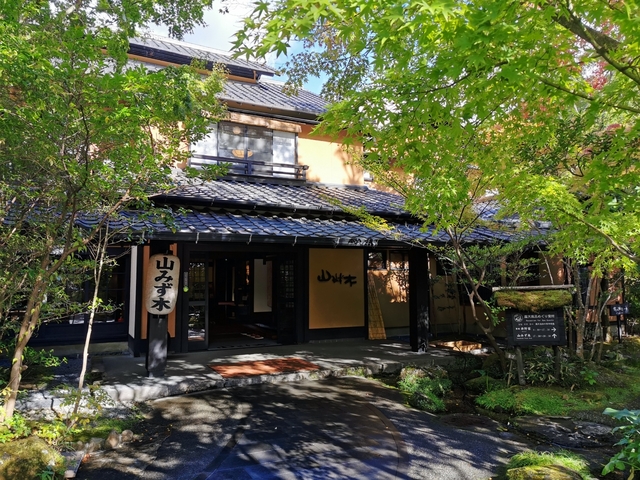 3. 趣異なる客室と渓流沿いの露天風呂が自慢「黒川温泉 山あいの宿 山みず木」