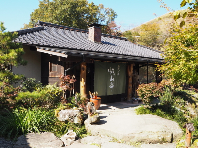 4. 全室離れ！ 古民家風の宿で気ままな滞在を「帆山亭」