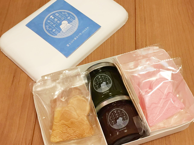 9. もなかと餡、求肥餅が調和する「田子の月もなか」