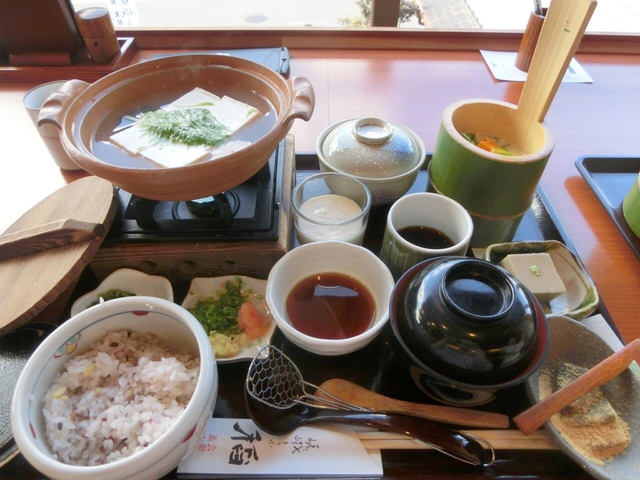 2. 京都旅行の定番！ 湯豆腐を嵐山で食べるならココ「嵯峨とうふ 稲」