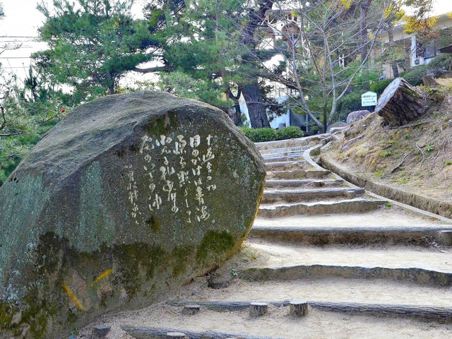 13. 尾道にちなんだ作品をつづった石碑が道しるべ「文学のこみち」