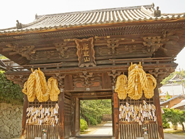 14. 大小さまざまなわら草履が境内に奉納「西國寺」