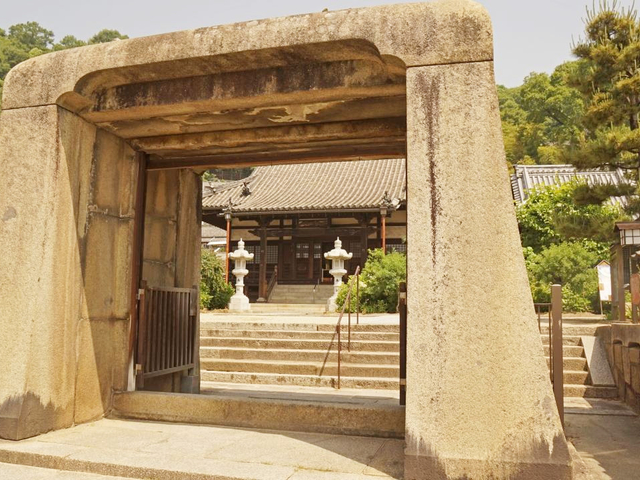 15. こちらはアジサイと石門、にぎり仏で有名「持光寺」