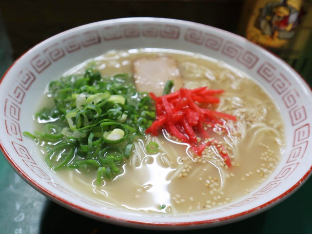 6. 川沿いに屋台がズラリ！これぞ福岡の夜「博多 中州屋台」