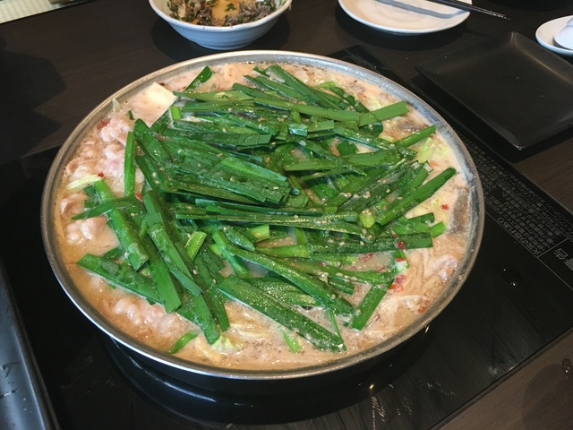 14. 雑味のないもつとブレンドみそで創業時の味を守る「博多もつ鍋 やま中 本店」