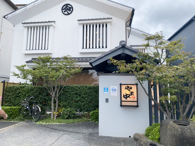 14. 雑味のないもつとブレンドみそで創業時の味を守る「博多もつ鍋 やま中 本店」