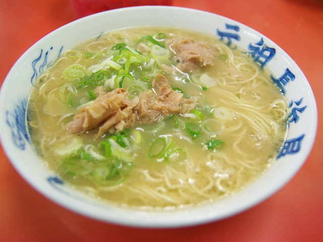 15. 地元で愛される長浜ラーメンの有名店「元祖長浜屋」