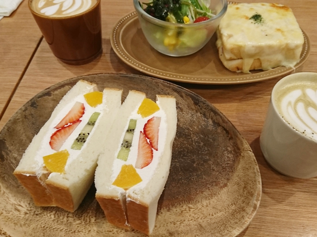 16. 薬院に本店がある食パン専門の人気店「パン屋むつか堂カフェ アミュプラザ博多店」