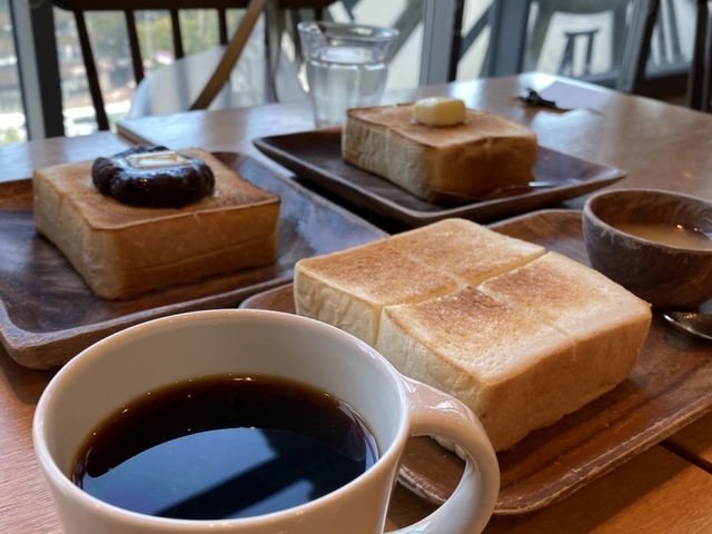 16. 薬院に本店がある食パン専門の人気店「パン屋むつか堂カフェ アミュプラザ博多店」