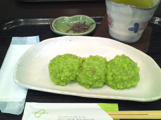 15. 見た目にも鮮やか！ 枝豆の風味が際立つ「ずんだ餅」 / 絶対食べたい仙台グルメ