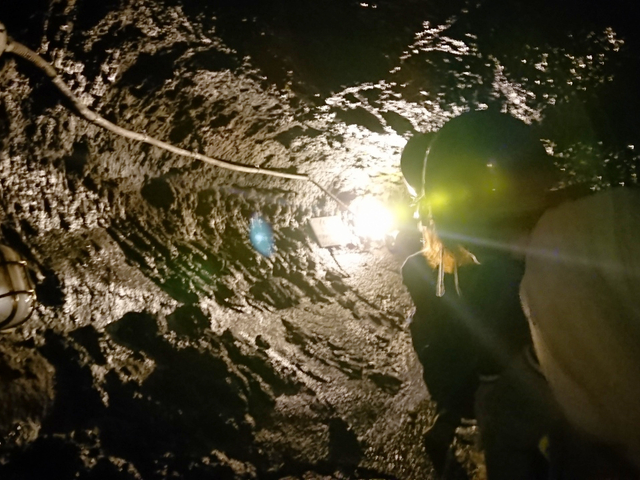 12. 自然の神秘が生んだ氷の世界。氷柱は必見！ 「鳴沢氷穴(なるさわひょうけつ)」