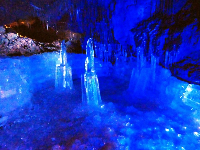 13. 天然の冷蔵庫として利用されたなだらかな洞窟「富岳風穴(ふがくふうけつ)」