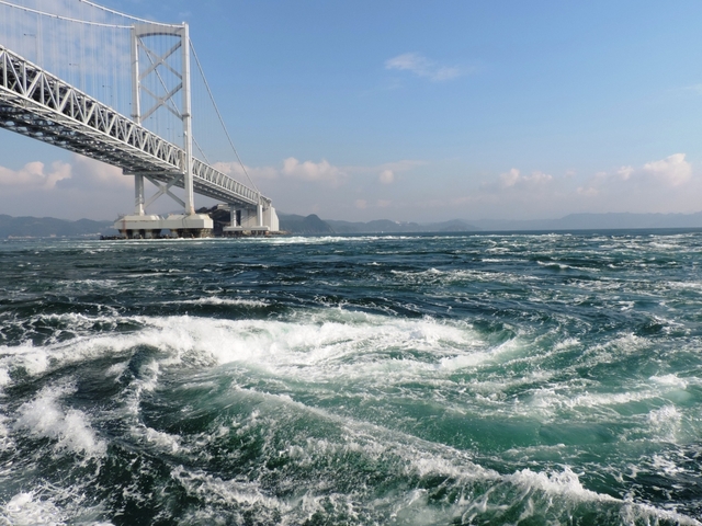 2. 徳島名物！ 海が渦巻く自然の大スペクタクル「渦潮」