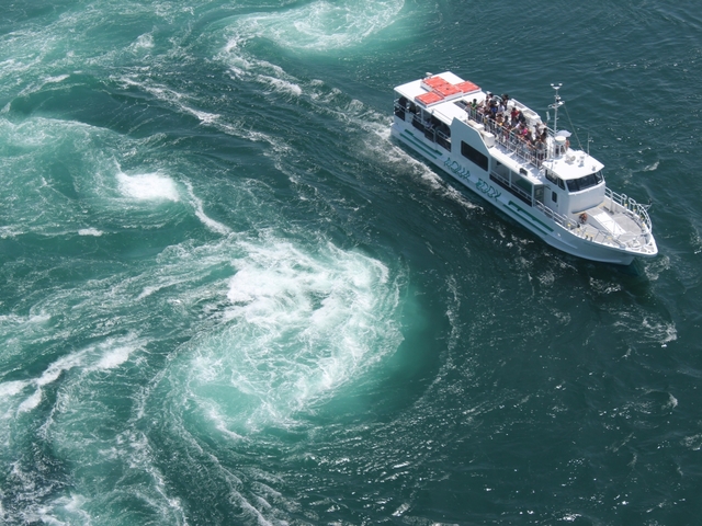 2. 徳島名物！ 海が渦巻く自然の大スペクタクル「渦潮」