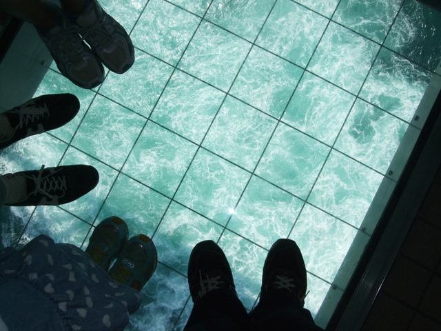 3. 徒歩で渦潮を楽しめる！ 海の上の遊歩道「徳島県立渦の道」