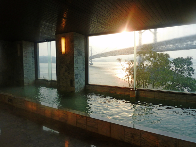 6. 渦潮が目の前に！ 鳴門の絶景を満喫できる宿「鳴門潮崎温泉 ベイリゾートホテル 鳴門海月」