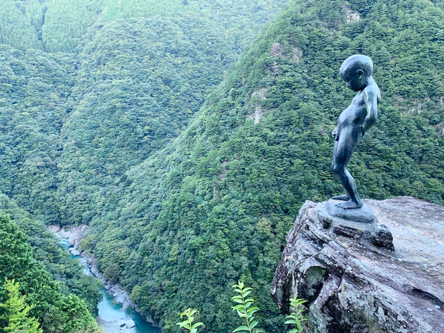 9. 絶景に小便小僧！？ SNS受け間違いなしのスポット「小便小僧」