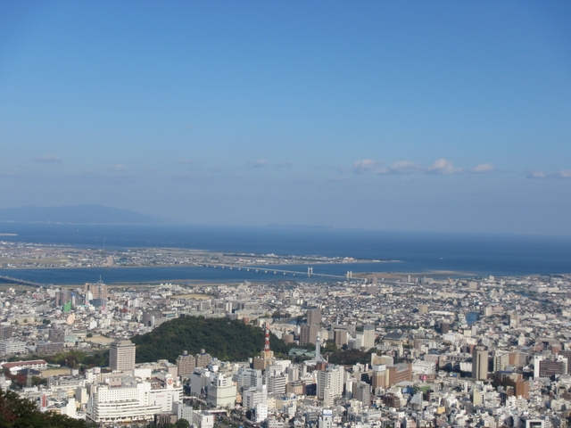12. 人気映画でも知られる徳島市のシンボル「眉山(びざん)」