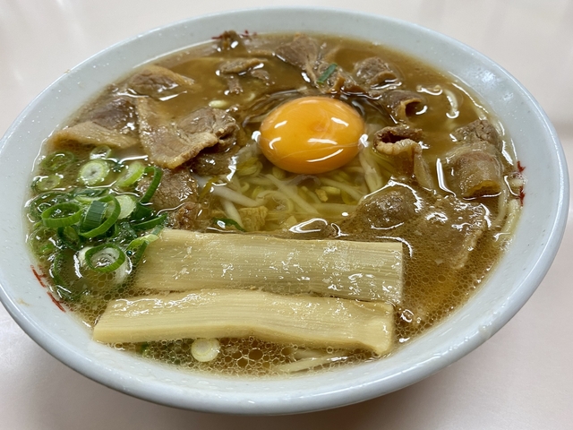 16. 3系統のスープと豚バラ＆生卵が特徴の人気ラーメン「徳島ラーメン」