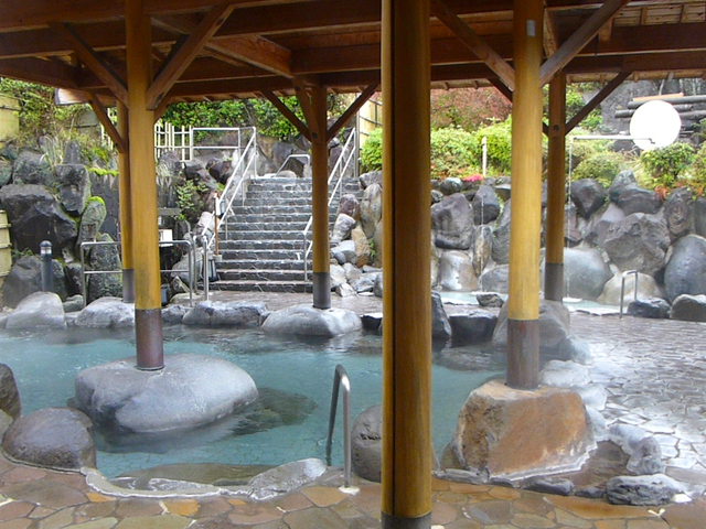 7. 箱根の山々を一望する絶景露天風呂でのんびり「湯の里おかだ」