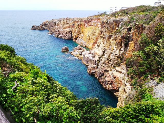 8. 荒々しい断崖に歴史ある洞窟も「三段壁」