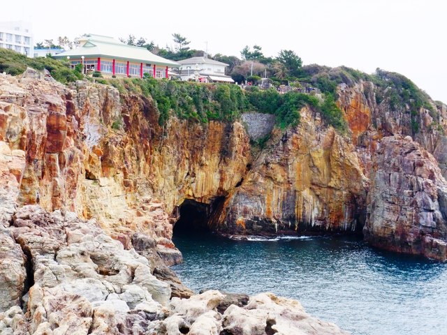 8. 荒々しい断崖に歴史ある洞窟も「三段壁」