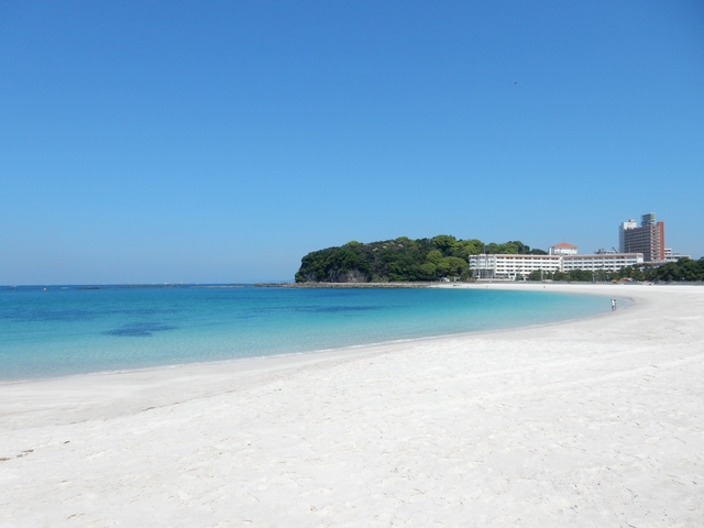 11. 海外リゾートのような真っ白の砂浜「白良浜」