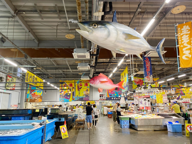 14. グルメもお土産探しもおまかせ「とれとれ市場」