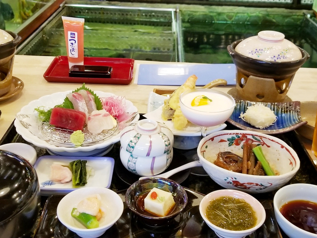 1. 目で、耳で、舌で味わう絶品料理「稚加榮(ちかえ) 本店」