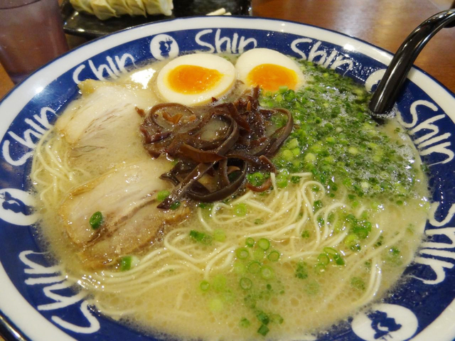 5. 多くの有名人が足しげく通う店「博多らーめん ShinShin 天神本店」