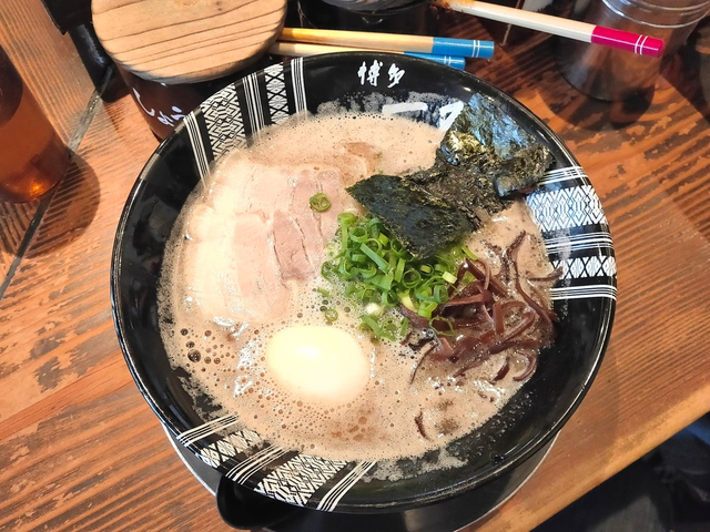 8. まずはレンゲでスープをすする「博多一双 博多駅東本店」