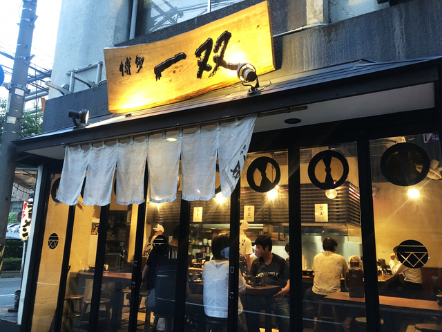 8. まずはレンゲでスープをすする「博多一双 博多駅東本店」