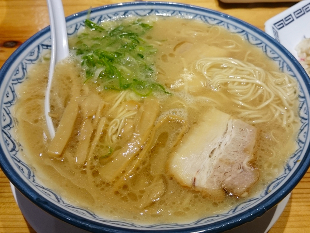 9. 圧倒的存在感を放ち常連も多い「元祖赤のれん 節ちゃんラーメン 天神本店」