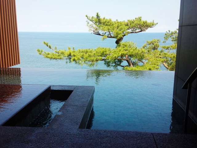 4位 熱海温泉 ホテルニューアカオ / 海と一体になったような絶景露天