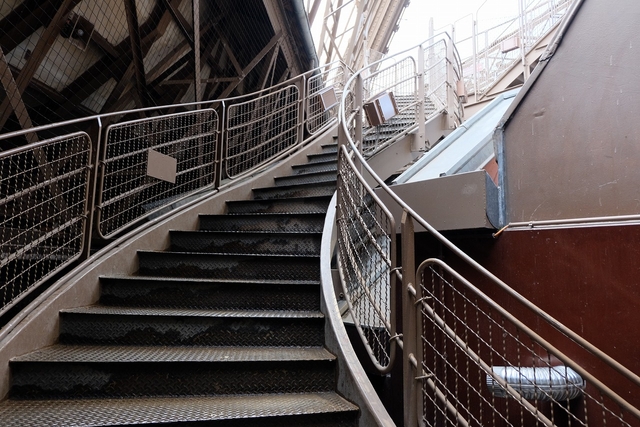 エッフェル塔を階段でのぼってみよう